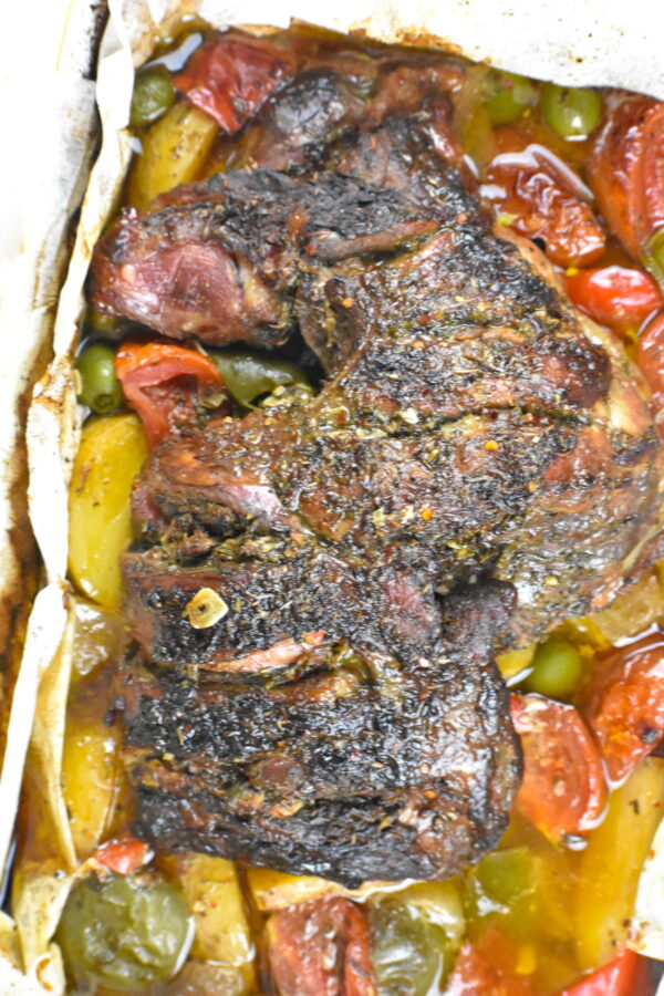 希腊Kleftiko大胆腌羊肉烤,厨师拥有和慢几个小时,密封在羊皮纸最终的水分和温柔。