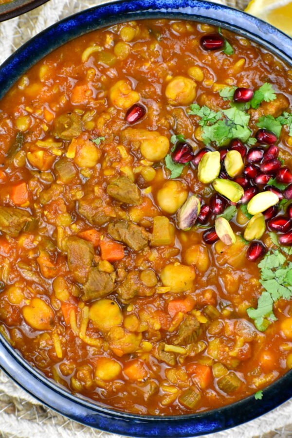 高汤是一种很美味的摩洛哥汤的小扁豆、鹰嘴豆、羊肉、蔬菜和异国香料的数组。在斋月期间尤其受欢迎。