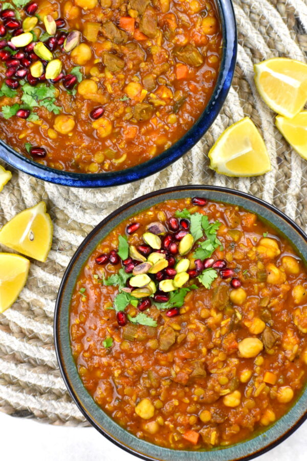 高汤是一种很美味的摩洛哥汤的小扁豆、鹰嘴豆、羊肉、蔬菜和异国香料的数组。在斋月期间尤其受欢迎。