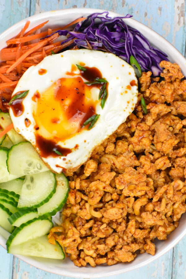 这些韩国地面鸡肉碗是一个简单的餐准备选择或繁忙的周日夜晚晚餐。他们充满了味道和在25分钟内完成!