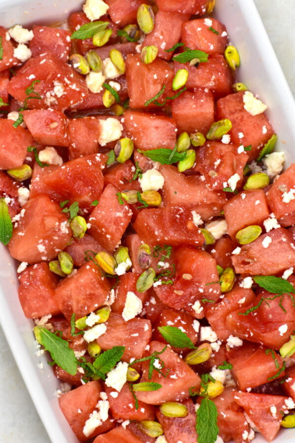 这个简单的西瓜沙拉是超级清爽,甜的完美结合的小提示咸。完美的夏天配菜!
