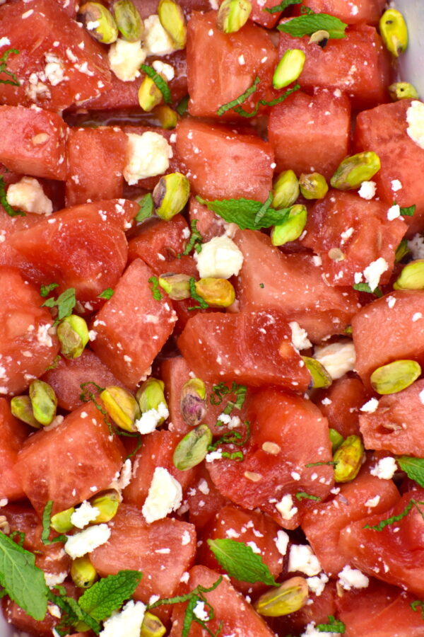 这个简单的西瓜沙拉是超级清爽,甜的完美结合的小提示咸。完美的夏天配菜!