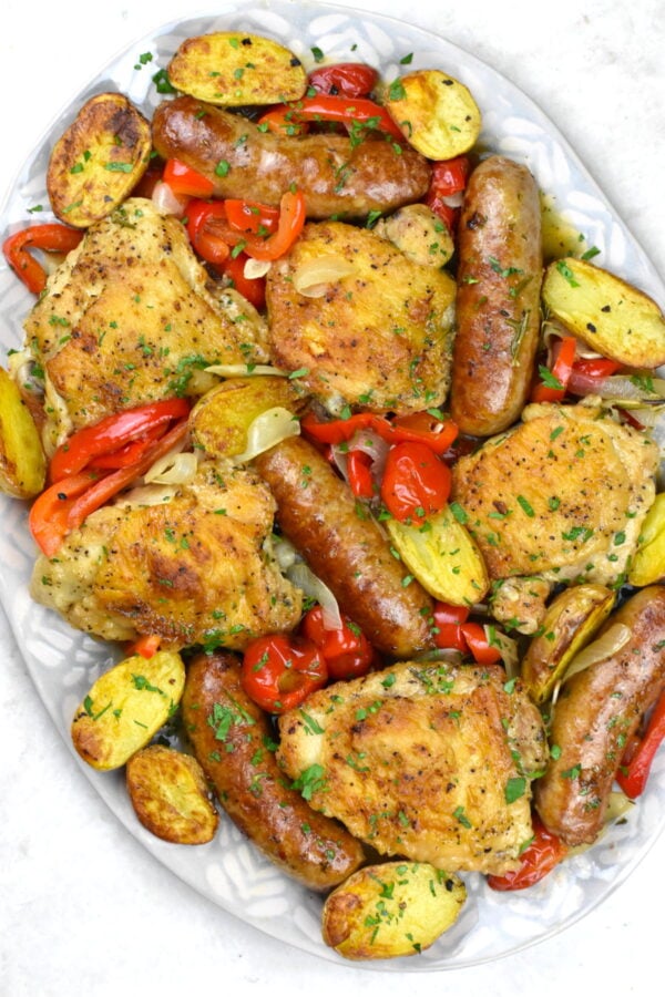 鸡Scarpariello或“鞋匠的鸡”,是一个令人愉快的菜,炖鸡白葡萄酒与香肠和辣椒酱。yum !