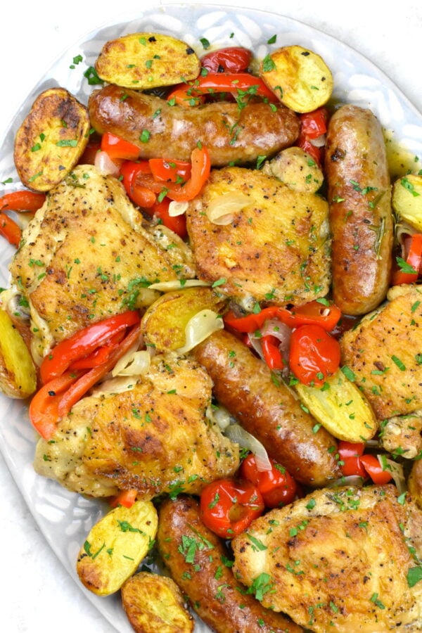 鸡Scarpariello或“鞋匠的鸡”,是一个令人愉快的菜,炖鸡白葡萄酒与香肠和辣椒酱。yum !