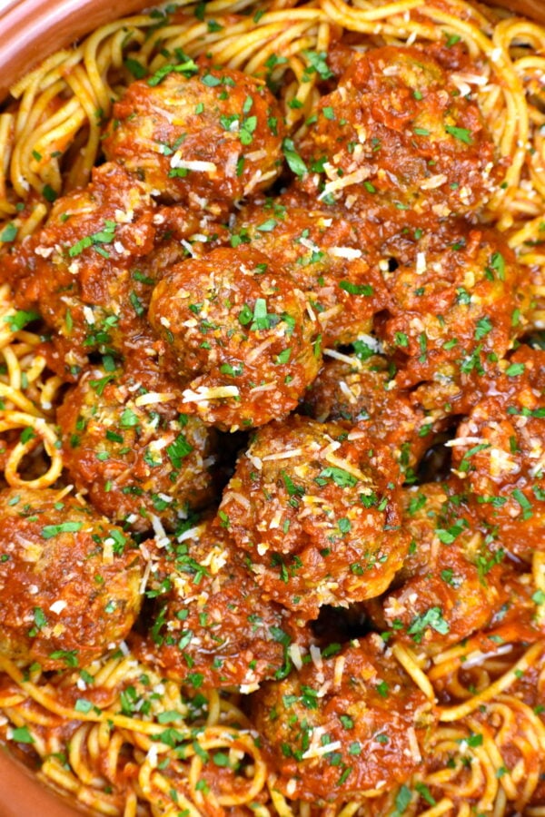 我们的意大利面条和肉丸配方是一个受人喜爱的活动!丰满的肉丸,美味加番茄酱和有趣的急速旋转面,不是爱是什么?