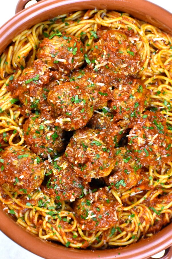 我们的意大利面条和肉丸配方是一个受人喜爱的活动!丰满的肉丸,美味加番茄酱和有趣的急速旋转面,不是爱是什么?