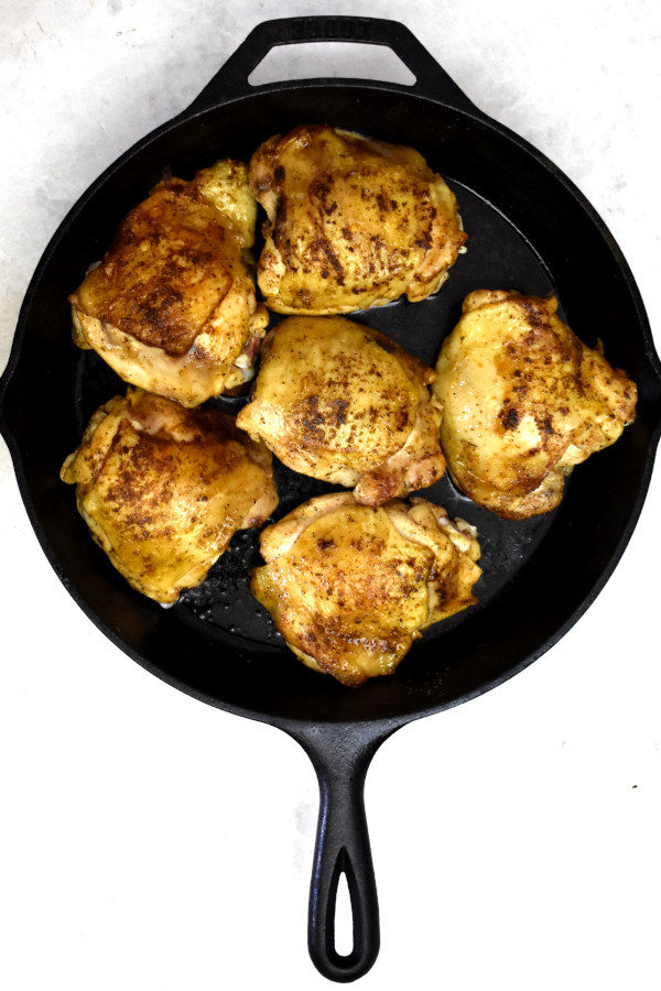 奶油柠檬鸡放入铸铁煎锅中煎至棕色。