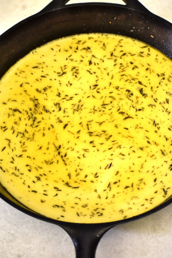 奶油柠檬鸡的酱汁放在铸铁煎锅里。