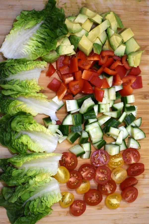 沙拉叶和切好的牛油果、红柿子椒、黄瓜和小番茄放在一起