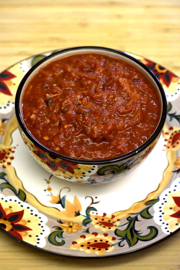 自制的番茄酱放在碗里，放在吉普赛餐盘上