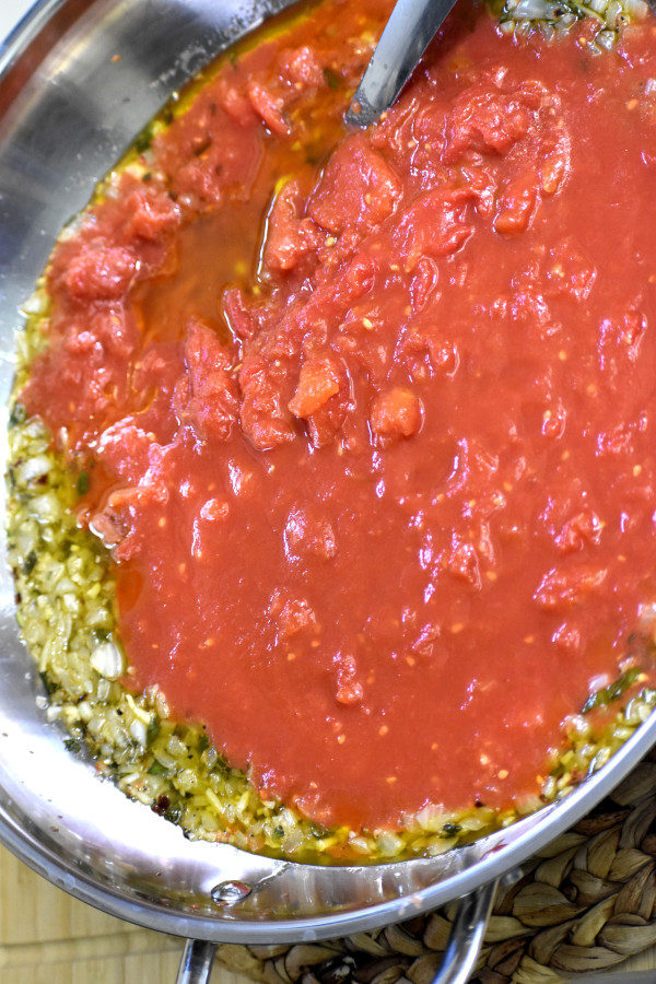 在不锈钢锅中加入西红柿和其他食材