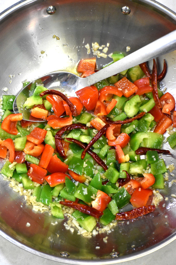 生姜，大蒜，红青椒和红辣椒，放入不锈钢锅中