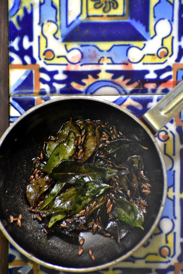 孜然籽，芥菜籽和咖喱叶放入小锅中加热