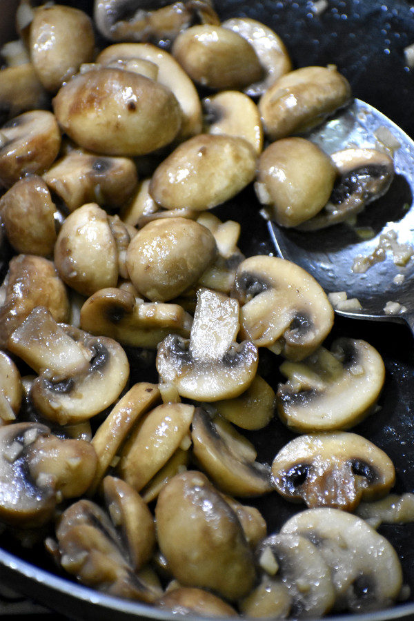 切片蘑菇在锅里煮