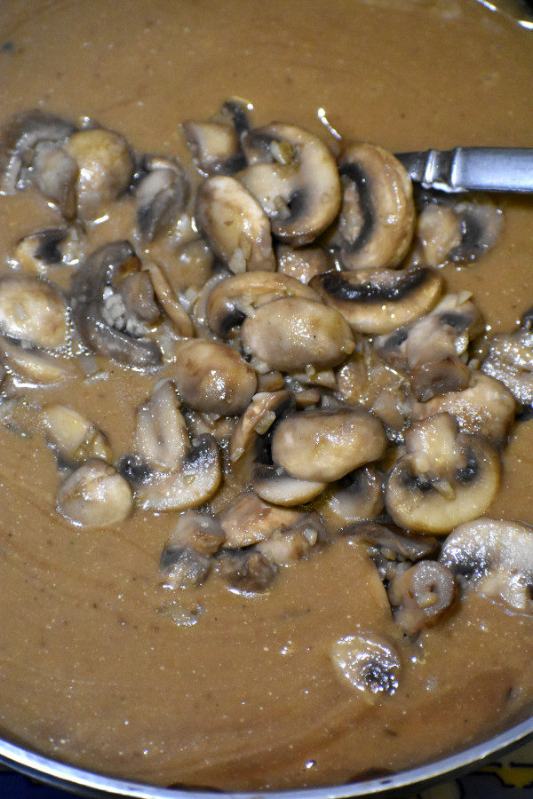 蘑菇加入肉汁