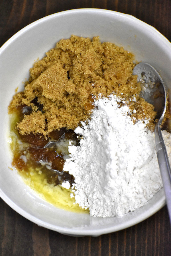 将红糖和面粉加入融化的黄油中，放入一个白色的碗中