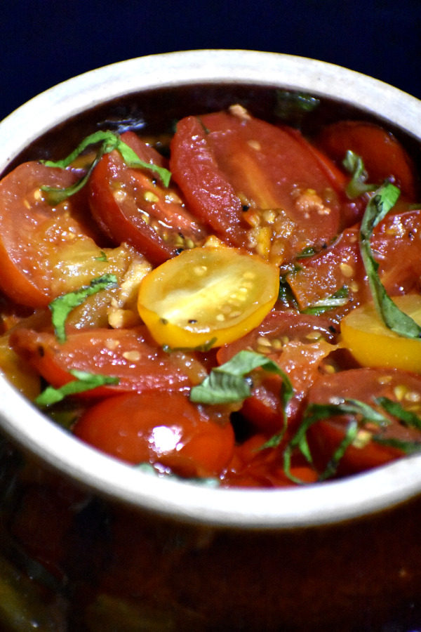 近距离拍摄煮熟的西红柿和橘子酱在一个棕色的碗