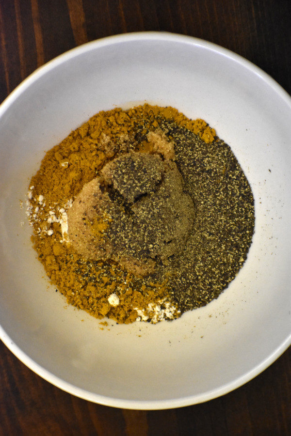 碗中加入面粉，红糖，黑胡椒和咖喱粉