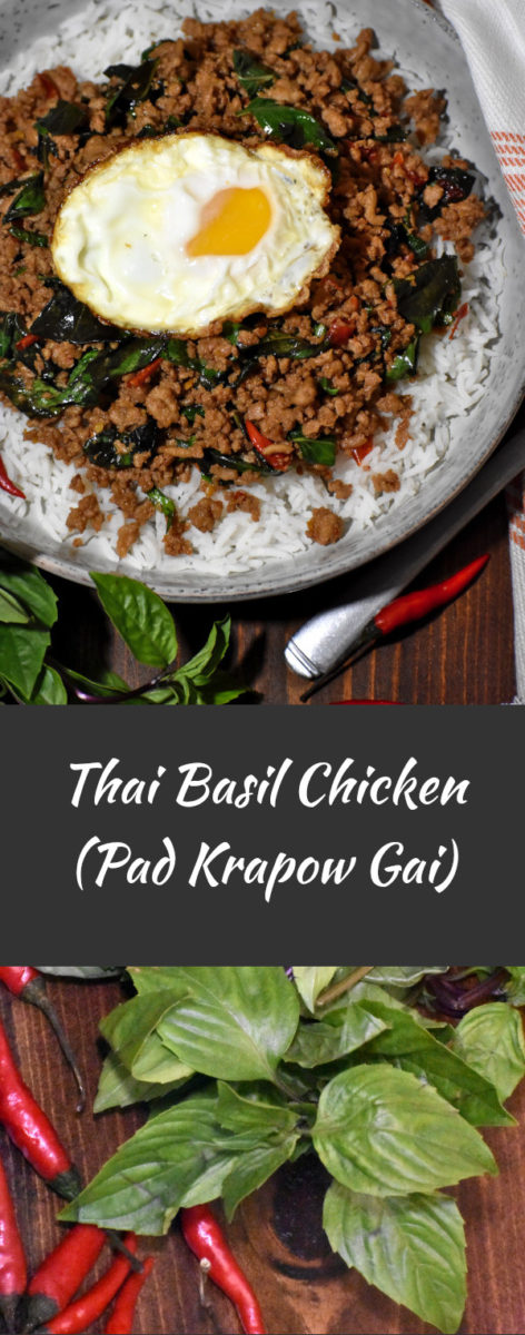 泰国罗勒鸡，也被称为pad krapow gai，放在一个质朴的灰色碗里的白米饭上，上面放着一个煎蛋，下面是罗勒和红辣椒