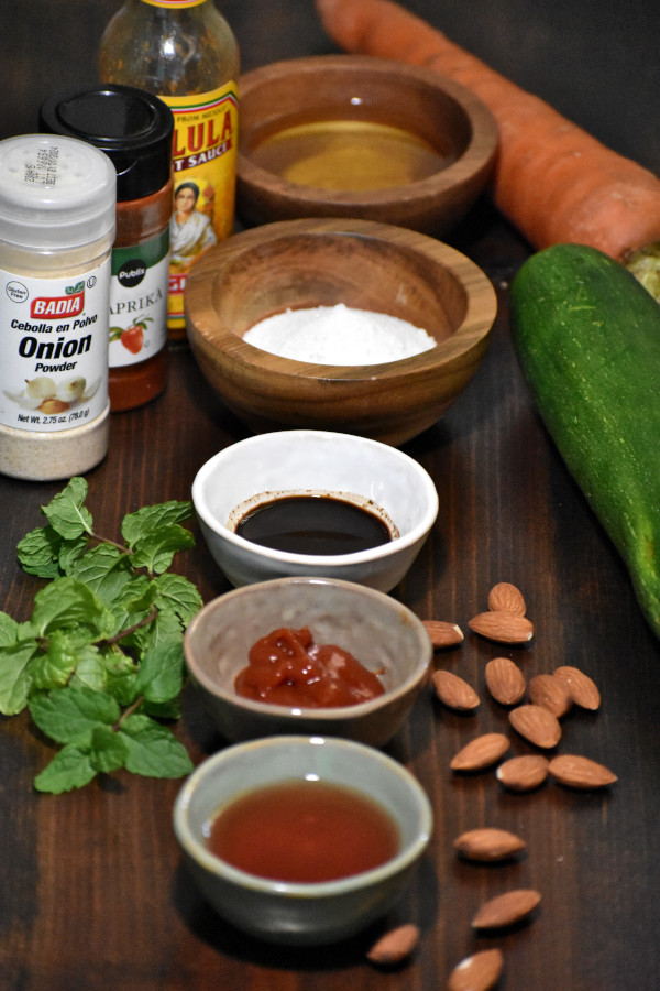 西葫芦胡萝卜沙拉的配料，在木质表面上加卡特琳娜酱