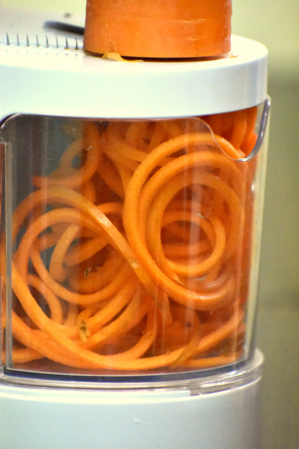 螺旋容器中的螺旋胡萝卜。
