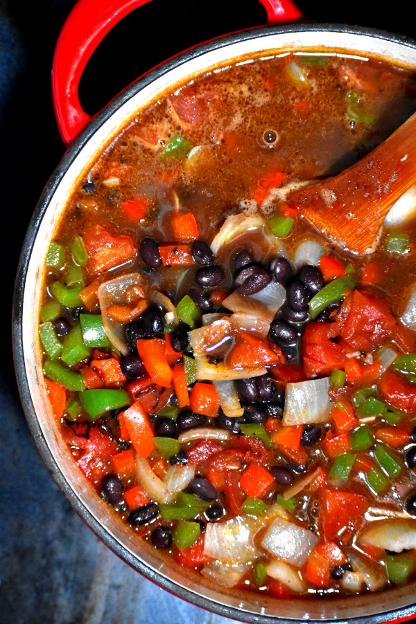 黑豆辣椒的所有原料都加入锅中，准备小火煮