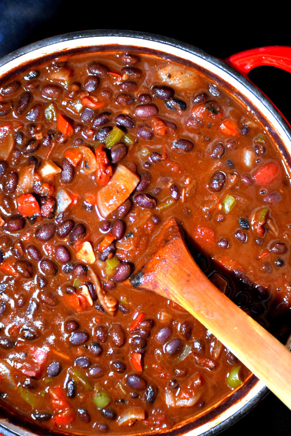 40个最好的简单的晚餐食谱-素食黑豆辣椒。