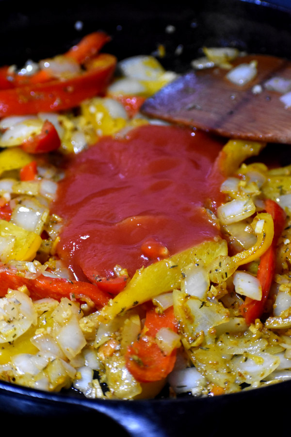番茄酱加入炒好的洋葱，胡椒，大蒜和姜