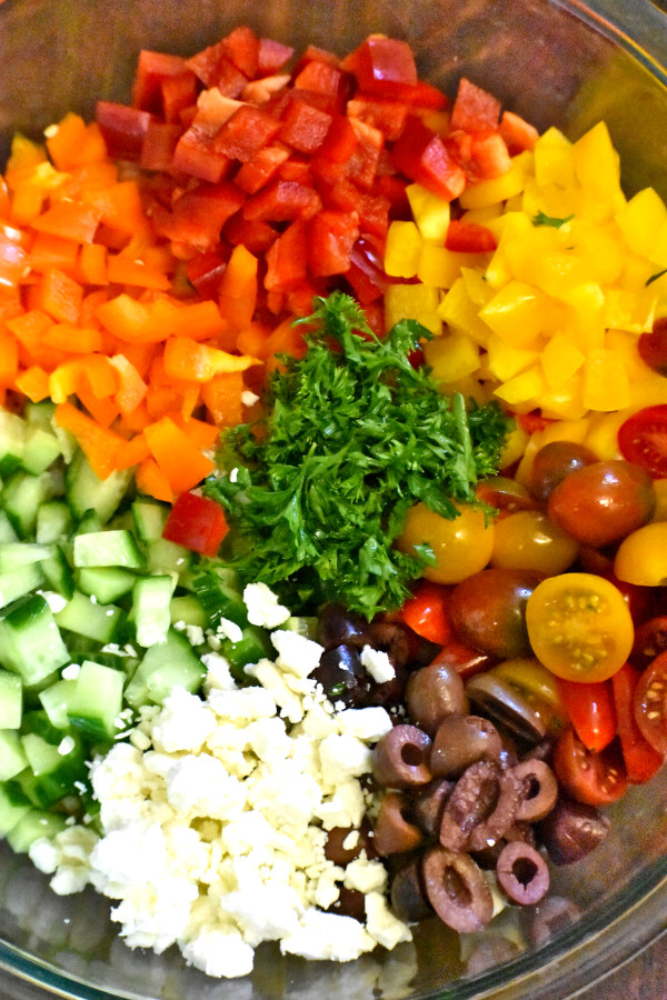蔬菜，菲达奶酪，橄榄和巴芹，整齐地摆放在碗里