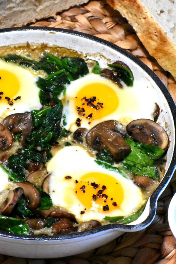 蘑菇、菠菜和鸡蛋早餐煎锅