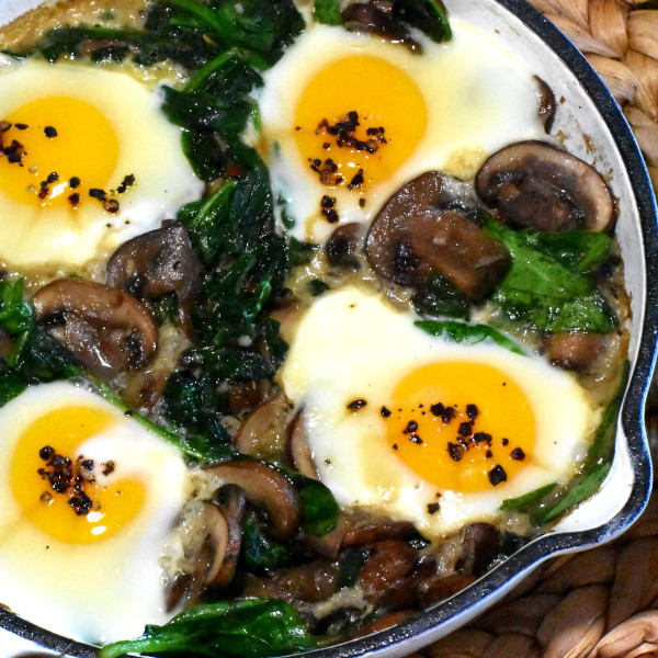 蘑菇，菠菜和鸡蛋早餐煎锅