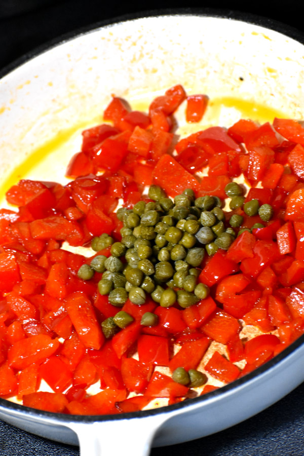 把辣椒和刺山柑放在煎锅里