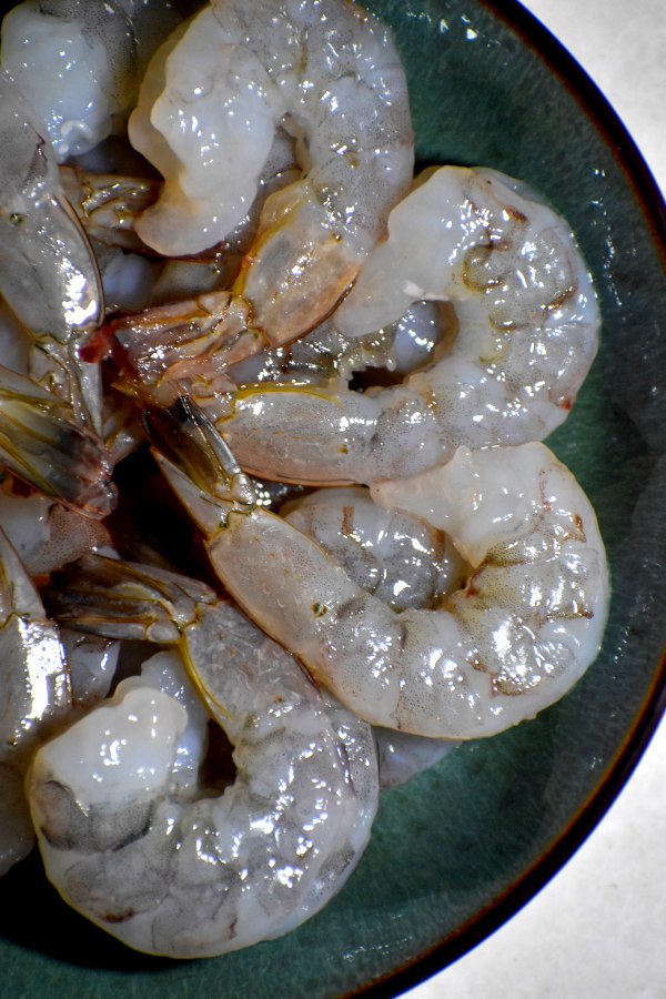 碗里的生虾。