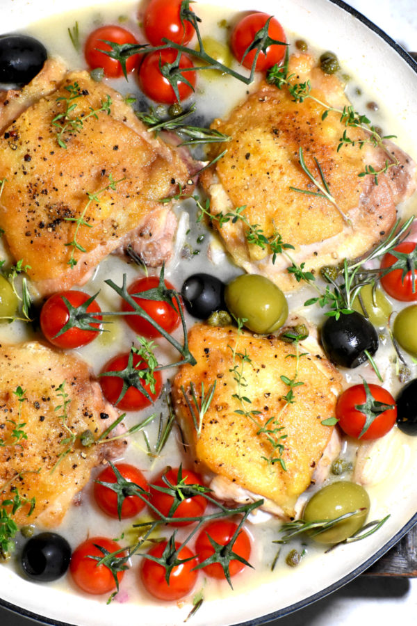 近距离的鸡肉，橄榄和番茄在酒酱，在烘烤之前。