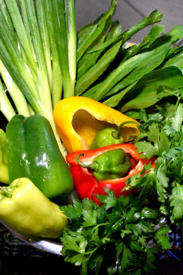 用滤锅清洗香草和蔬菜。