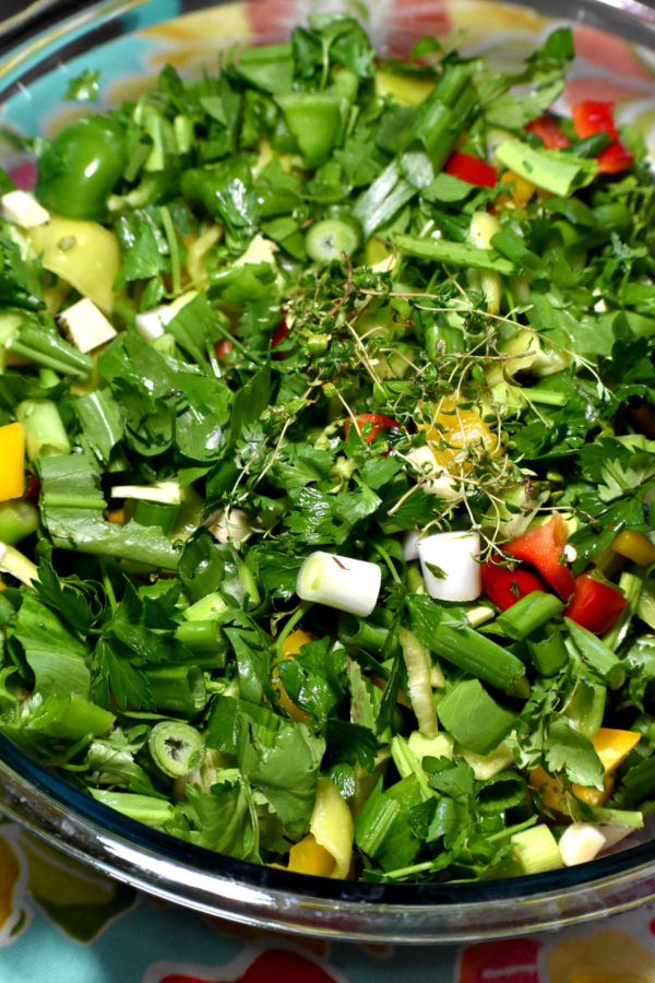 切好的蔬菜和香草放在玻璃碗里。