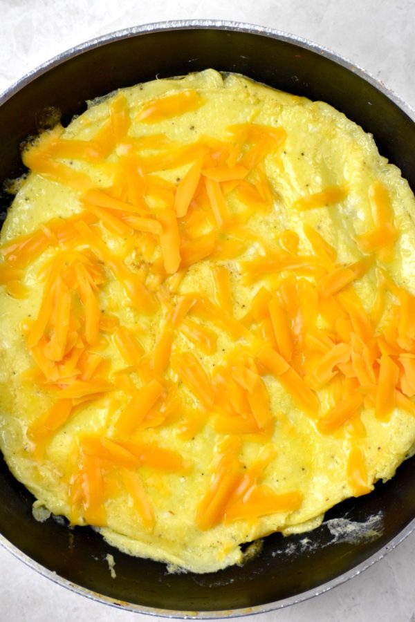 煮熟的鸡蛋，上面放切达奶酪丝。
