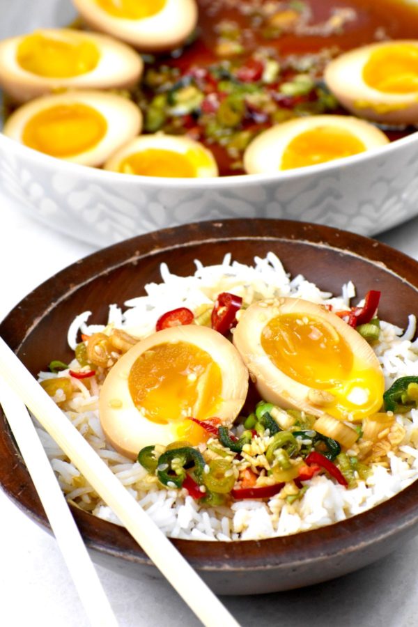 米饭和鸡蛋碗的侧视图。