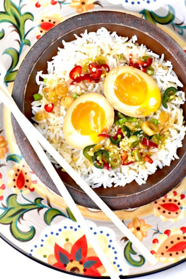 吉普赛餐盘上放着一碗米饭和蛋。