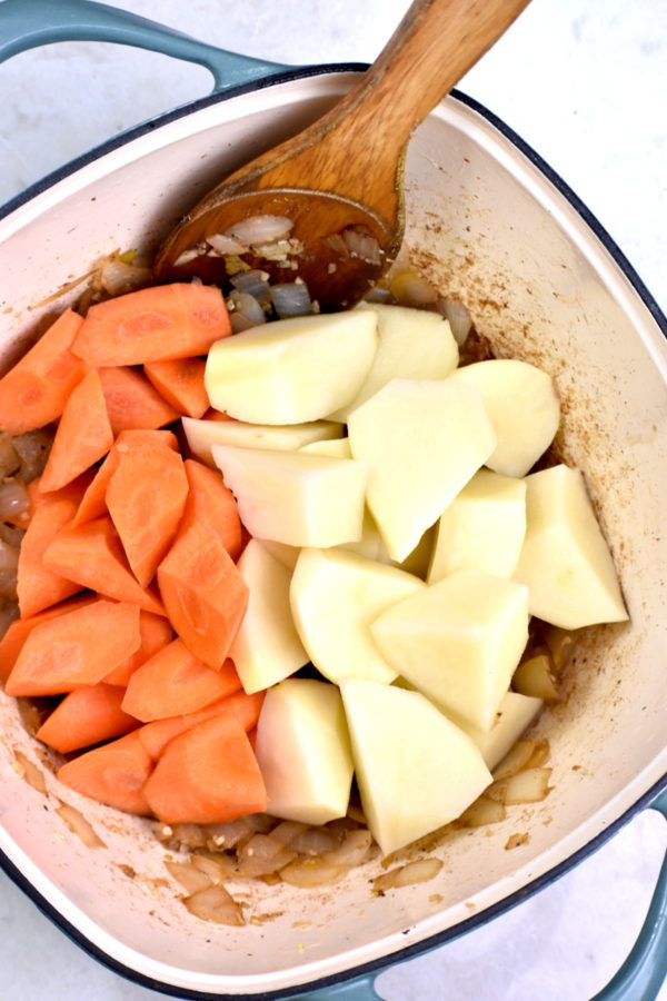 土豆和胡萝卜在荷兰烤箱里烹饪