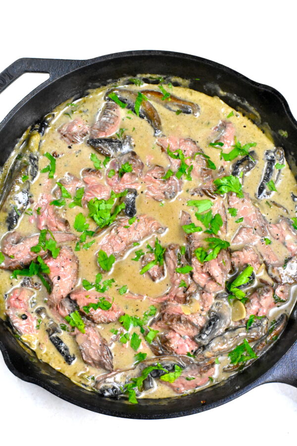 40个最好的简单的晚餐食谱-戈尔根佐拉波多贝罗牛排煎锅。