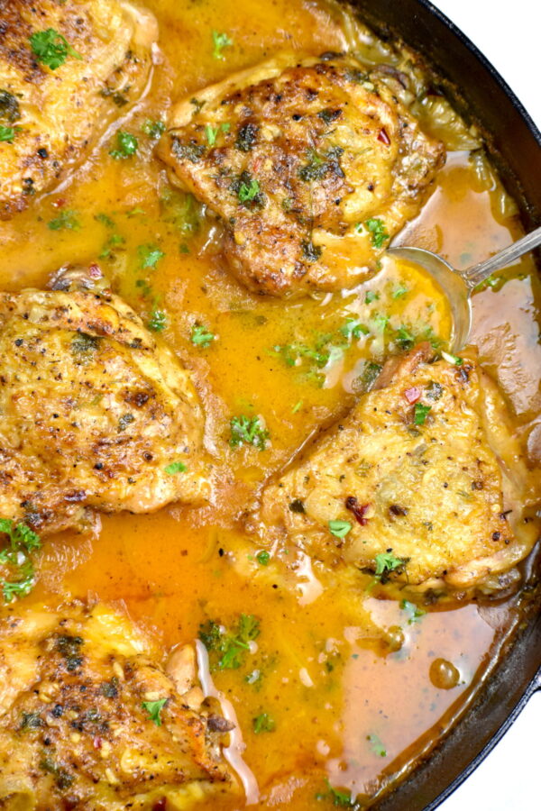 特写的窒息鸡在一个铸铁煎锅。