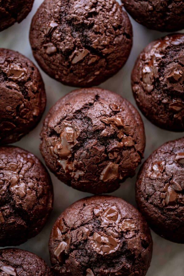 40个最佳甜点食谱-双层巧克力松饼。