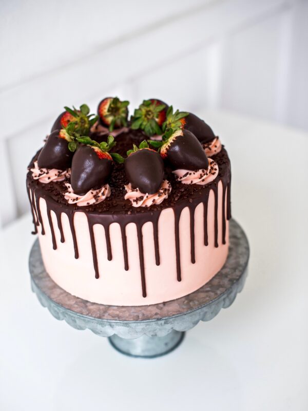 40个最佳甜点食谱-草莓黑巧克力松露蛋糕。