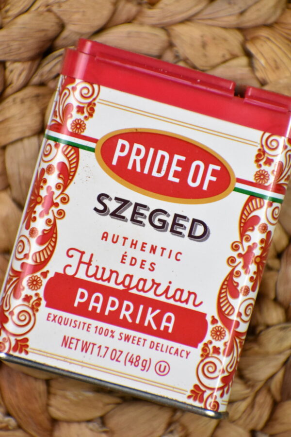 一盒匈牙利甜辣椒粉。