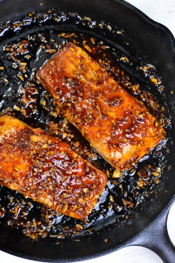 爆竹鲑鱼在铸铁煎锅烹饪。