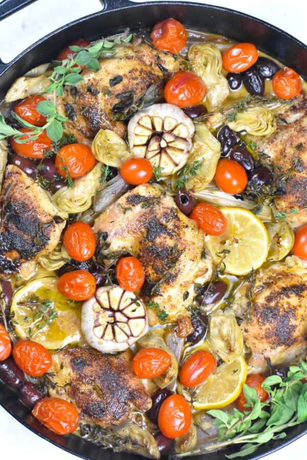 这款地中海鸡肉煎锅是从炉子到烤箱再到餐桌的一道菜。简单、健康、美味!
