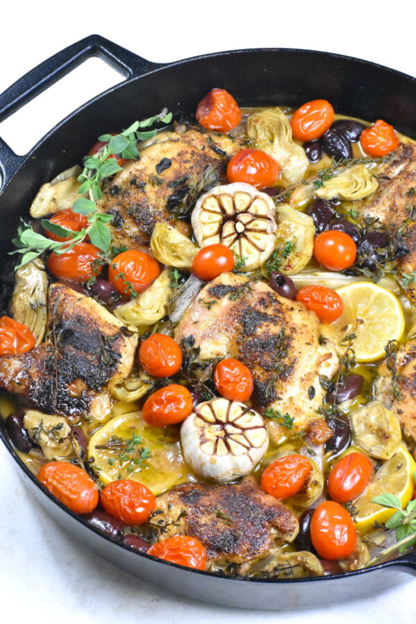 这款地中海鸡肉煎锅是从炉子到烤箱再到餐桌的一道菜。简单、健康、美味!