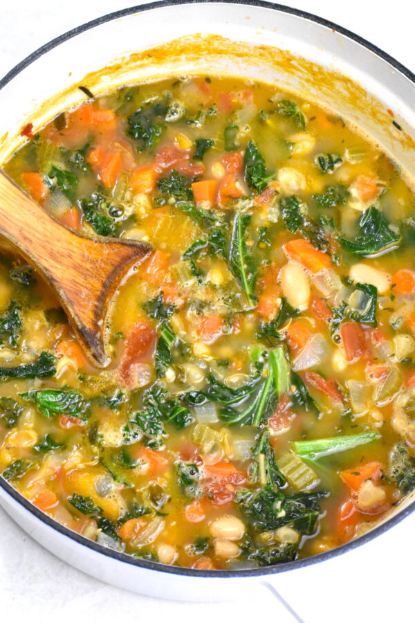 Zuppa Ribollita是一个温暖心灵的舒适碗。这道丰盛的乡村汤是一道经典的托斯卡纳菜，几个世纪以来一直在农民的厨房里烹制。