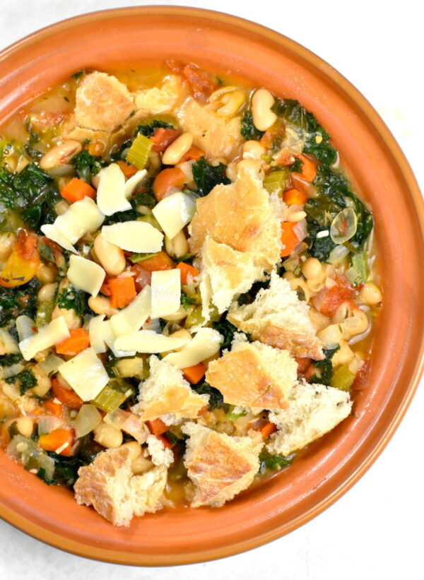 Zuppa Ribollita是一个温暖心灵的舒适碗。这道丰盛的乡村汤是一道经典的托斯卡纳菜，几个世纪以来一直在农民的厨房里烹制。